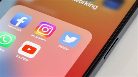 Выбор раздела "Истории" в Instagram на компьютере