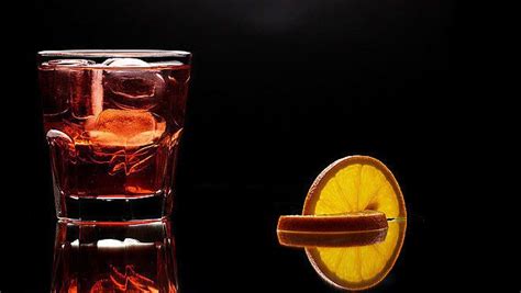 Крепкий напиток Negroni с травами и горьким апельсином