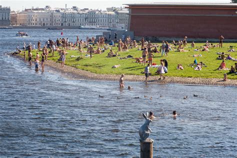 Магический мир плавания без одежды в воде