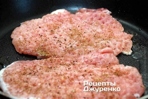 Обжарьте мясо на среднем огне с обеих сторон