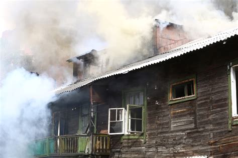 Осознание эмоций в сновидениях о пожарах домов в городской среде