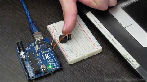 Подключите пищалку к Arduino Uno с помощью проводов: