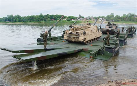 Техники преодоления водных преград: советы опытных водителей для безопасного переезда рек и болот